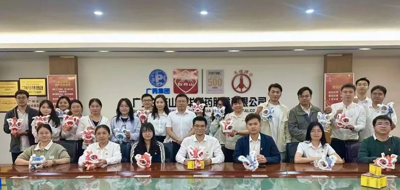 白云山j9国际集团公司进杏装灯耀元宵扬正气，马驰新岁守清廉”主题活动